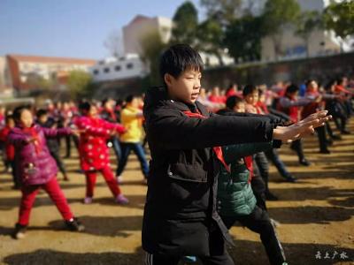 蔡河镇中心小学开展特色大课间活动