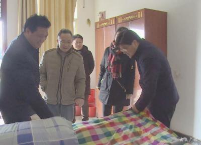 黄继军等领导检查节前安全生产和食品药品安全工作