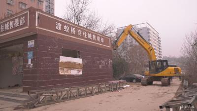 市控违办组织专班拆除违法建筑