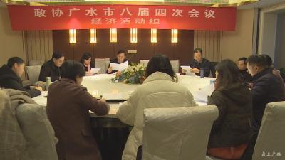 与会政协会员继续分组讨论