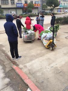 杨寨镇组织超市为居民配送生活物资