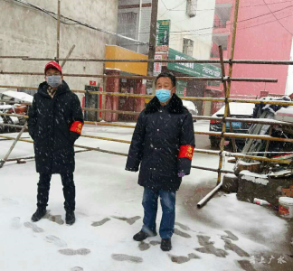 党徽在胸前闪耀    