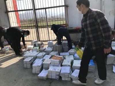 宝林中学发放春季师生用书