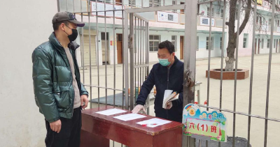 广办西河完全小学发放春季教材用书
