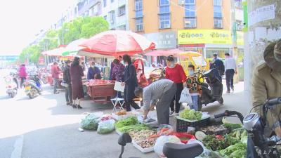 记者调查：摊贩占道经营 马路变成菜市场