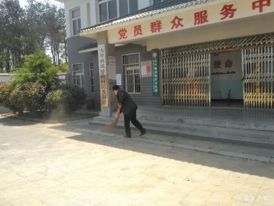 马坪镇：党员干部为街巷“洗尘”    扮美人居环境
