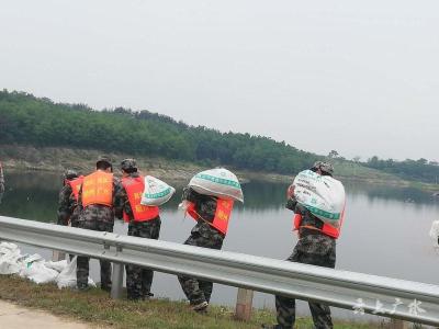 余店镇组织民兵开展防汛应急演练 