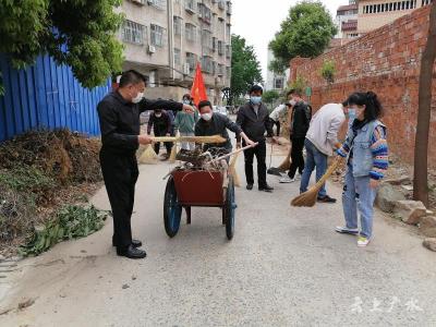 吴义良与市民政局干部职工开展大扫除活动