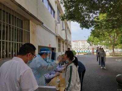 李店镇卫生院：为初三学生采集咽拭子 助力学校尽早开学