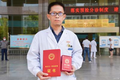 广水市总工会领导为陈庆山颁发湖北省五一劳动奖章和证书