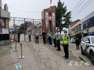 广水交警护航4800名高三学子安全重返校园