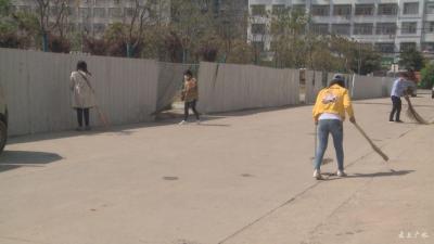 市爱卫办检查市直单位责任路段清扫情况