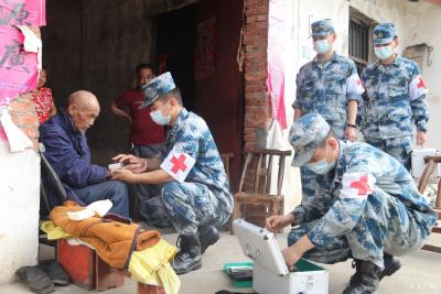 驻广空降兵赴熊冲送医送药送健康