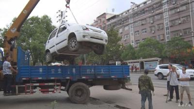 清理“僵尸车”   让城区环境更美道路更畅