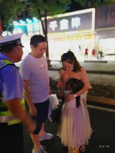 小女孩走失嚎啕大哭   广水交警助其找到父母