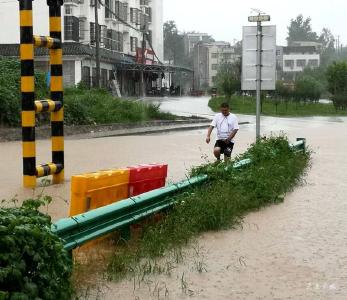 马坪镇：暴雨中撑好群众“保护伞”