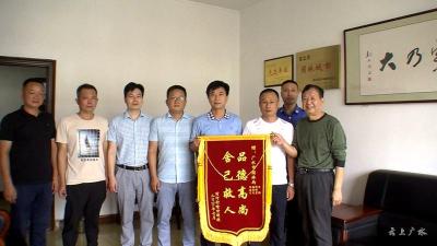 市园林局4名职工勇救落水少年 被救者家属送锦旗表感谢