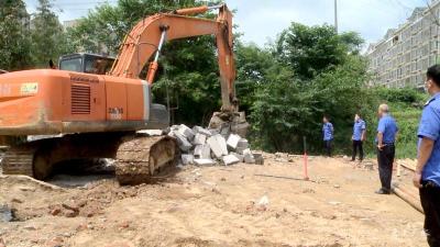 市控违办拆除违法建筑