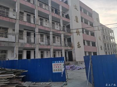 广办一小利用暑假对学校教学楼进行维修翻新