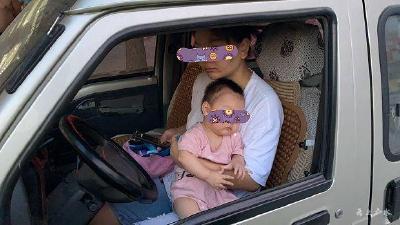 女司机抱着小娃开车找大娃   暖心交警帮其“解危”