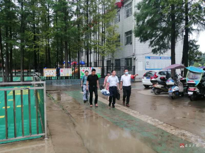 市教育局到实验三小督导开学工作