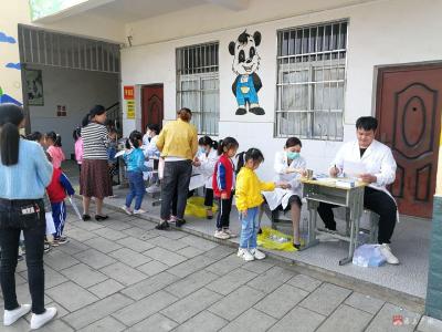 长岭镇平林小学组织学生参加健康体检