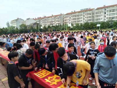 李店镇中心中学：开展”文明礼仪暨拒绝手机进校园”签字活动