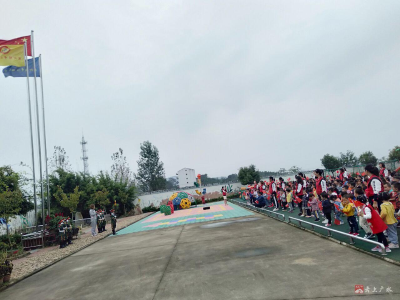 蔡河镇中心幼儿园：国旗国旗真美丽  祖国妈妈我爱你