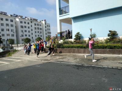 十里中心中学举行“9.18”防空应急疏散演练活动