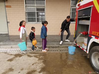 关庙镇天子小学：消防车变“送水车”   解决学校用水急