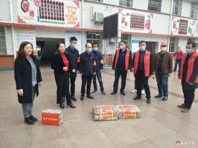 爱心传递 共享好书——市新华书店向应办二小捐赠图书