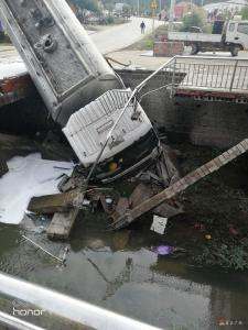 快速反应！广水生态环境分局紧急处置油罐车坠落汽油泄露事故