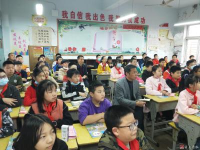 市实验小学：推门进课堂  实抓求质量