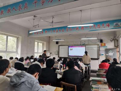 市二中：守住课堂主阵地 提升水平促质量