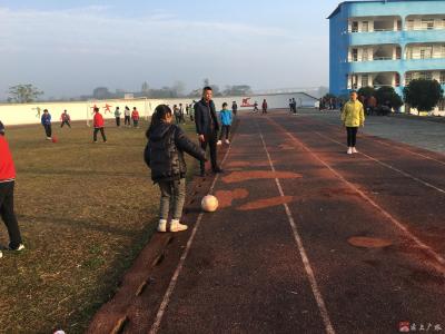 骆店镇中心小学：魅力足球  乐在脚下