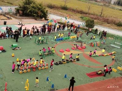 蔡河镇中心幼儿园：森林大探险 数我最勇敢