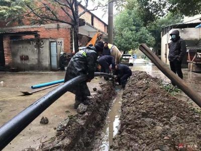 市第一自来水公司：冒雨施工   抢通社区供水管道