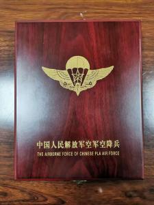 驻广空降兵训练基地上门为广水电信分公司赠送 空降兵建军70周年纪念章 
