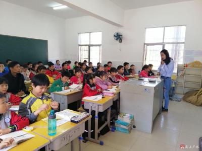 陈巷镇幸福中心小学：推门听课 以听促教