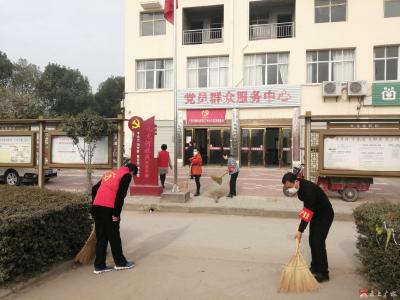 八一学校党员干部下沉社区参与卫生整治