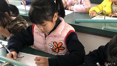 郝店镇关店中心小学成功举办“规范书写”硬笔书法比赛