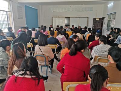 关庙镇中心小学召开“厉行节约、反对浪费”专题会议