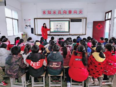 蔡河镇小河中心小学开展学生青春期引导教育活动