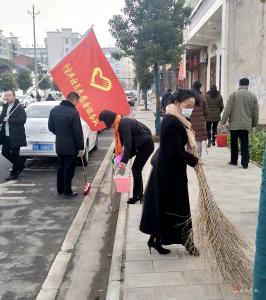 市融媒体中心党员志愿者走进许家井社区开展志愿服务