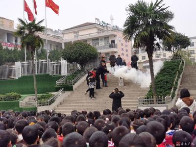 长岭镇中心小学举行消防安全演练活动