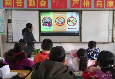 蔡河镇中心小学开展“冬季疾病预防和防疫”主题班会
