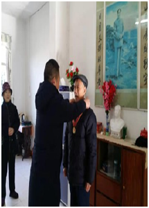 闪光的纪念章  浓厚的爱国情------广水市审计局党组领导向退休老干部发送纪念章