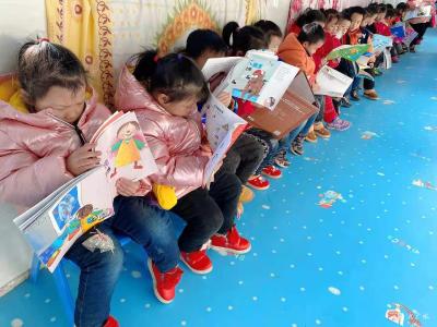 长岭中心幼儿园开展“快乐阅读，快乐成长”活动