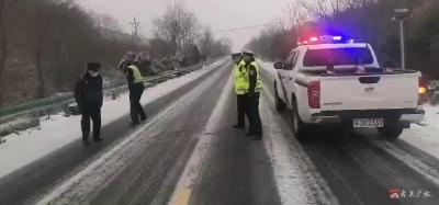 武胜关多路段积雪，随州广水交警上路“溜冰”试雪