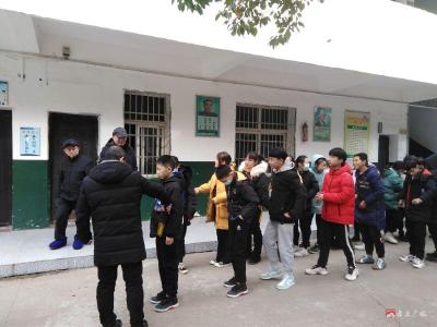 长岭镇平林中学：正学风齐抓共管，严禁手机进校园